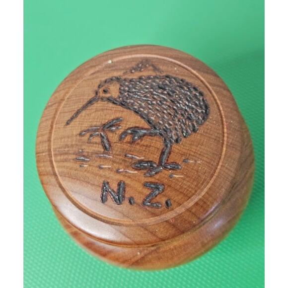 New Zealand Kiwi Bird Carved Wood box Trinket  Jewelry box 3 3/8" x 2 1/8" VTG - Picture 1 of 8